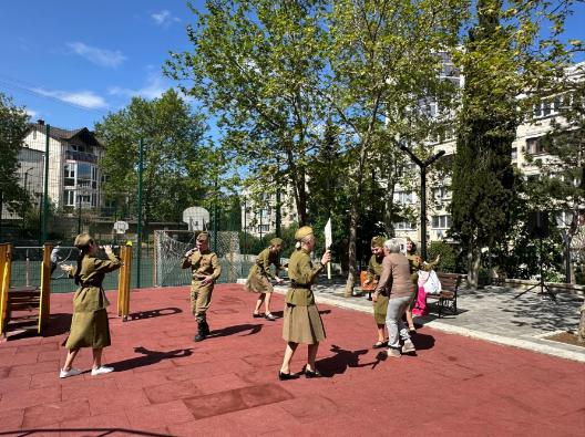 В микрорайонах Алушты сегодня прошли концерты, посвященные Дню Победы.