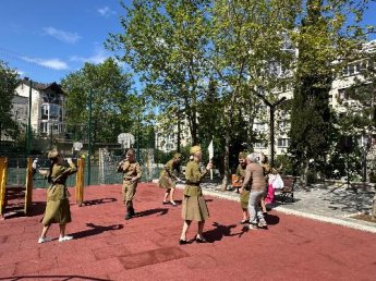 В микрорайонах Алушты сегодня прошли концерты, посвященные Дню Победы.